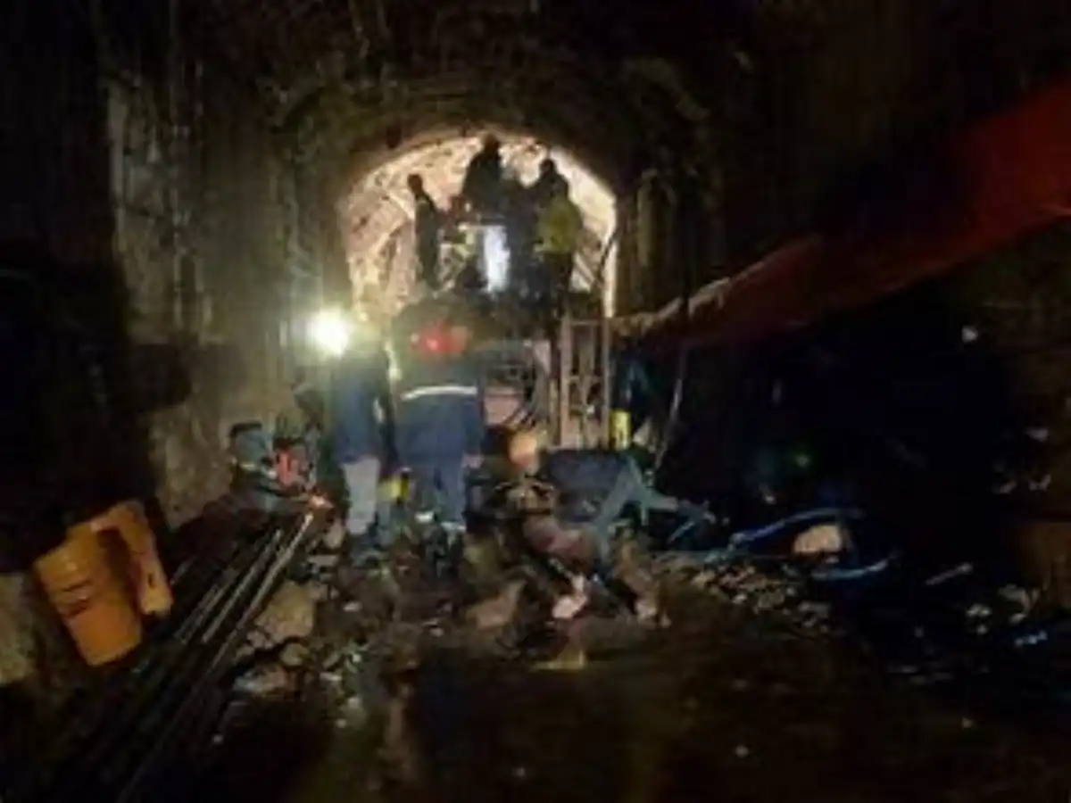 Dramatic Tale: Heroic Escape of Workers Trapped in a Collapsed Tunnel