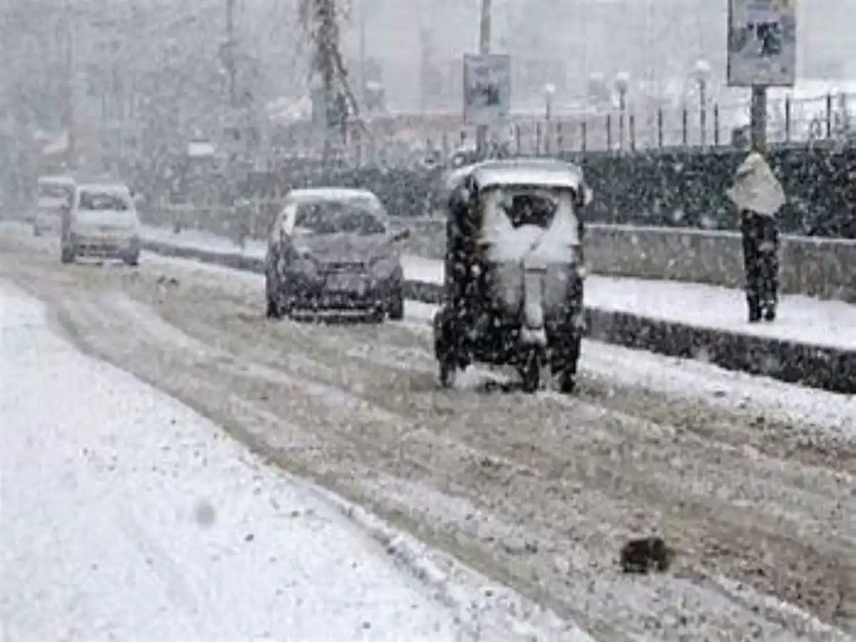 Chilling Weather Alert in Delhi: Snowfall in Mountains to Bring in Biting Cold!