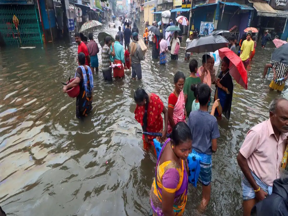 Tamil Nadu Rain Continue: बारिश से उफनाई सड़कें, 7500 लोग राहत शिविर में, ट्रेन, हवाई यात्रा रद्द