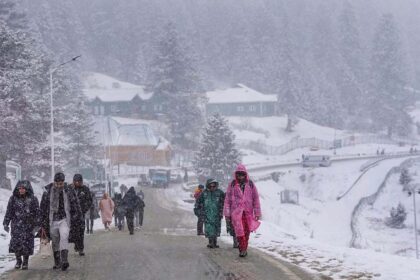 "Frozen Charms: Gulmarg's Snowfall Delights Attract Crowds Anew"