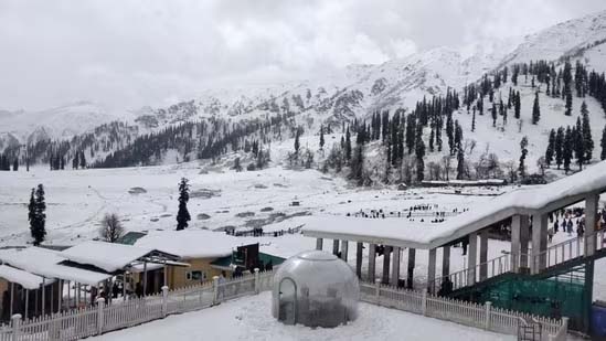 Snowfall Surprise: Jammu & Kashmir's Unpredictable Weather