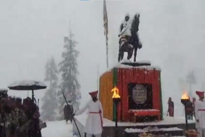 Frozen Reverence: Loc Troops Honor Chhatrapati Shivaji's Spirit