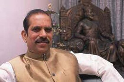 User Mumbai: Former Maharashtra chief minister and senior Shiv Sena leader Manohar Joshi passed away at around 3 am on Friday, two days after he was hospitalised. He was 86. He breathed his last at the Hinduja Hospital, where he had been undergoing treatment since Wednesday. Manohar Joshi, former Speaker of the Lok Sabha was admitted to the hospital after he suffered a cardiac arrest. He was being treated in the Intensive Care Unit (ICU) under close observation as his health did not improve over time. According to his family, his last rites will be performed at Shivaji Park crematorium in Dadar area. Earlier in May 2023, Joshi suffered brain haemorrhage following which he was admitted to the ICU where he was in a semi-conscious state for a few days, before being discharged. Born on December 2, 1937 in Raigad district, in coastal Konkan region of Maharashtra, in a Brahmin family, Joshi obtained his Bachelor's degree in Civil Engineering from the prestigious Veermata Jijabai Technological Institute (VJTI) in state capital. His first plunge into politics began with his tryst with the Rashtriya Swayamsevak Sangh (RSS). Later, he got drawn to the ideology of the Shiv Sena, when Bal Thackeray floated it. The Shiv Sainik was first elected as a municipal councilor in Mumbai during 1968-70 and Chairman, Standing Committee of the Mumbai municipal corporation in 1970. He was then elected to the Maharashtra Legislative Council in 1972 and he served there three terms. He also served as the Mayor of Mumbai during 1976-1977. He was later elected to the Maharashtra Legislative Assembly in 1990 and served as the Leader of the Opposition during 1990-91. The 86-year-old Shiv Sena stalwart emerged as a key leader in 1980s and was widely popular for his organisational skills. Fondly called as, Joshi Sir, was the first CM from the undivided Shiv Sena and he held that post between 1995-1999. In the 1999 general elections, Joshi won from the Mumbai North-Central Lok Sabha Constituency as a Shiv Sena candidate. He went on to become a Union minister of Heavy Industries and Public Enterprises. He was also elected as the Lok Sabha Speaker from 2002 to 2004, when the Vajpayee-led government was in power. Joshi also served as the President of Mumbai Cricket Association (MCA). A senior MCA official told ETV Bharat that as a mark of respect, Mumbai players will wear black arm bands on Friday during their Ranji Trophy quarterfinal game against Baroda. "Former MCA President Manohar Joshi passed away this morning. In today’s Ranji Trophy game - Mumbai vs Baroda at Bandra Kurla Complex , MCA, as a mark of respect Mumbai players will wear black armbands after two minute silence is observed," the official said. ChatGPT Created with AIPRM Prompt "News Headline Generator" Mumbai Mourns: Political Icon Manohar Joshi's Demise Sparks Tributes