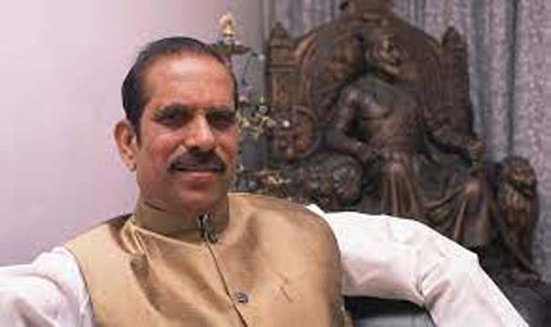 User Mumbai: Former Maharashtra chief minister and senior Shiv Sena leader Manohar Joshi passed away at around 3 am on Friday, two days after he was hospitalised. He was 86. He breathed his last at the Hinduja Hospital, where he had been undergoing treatment since Wednesday. Manohar Joshi, former Speaker of the Lok Sabha was admitted to the hospital after he suffered a cardiac arrest. He was being treated in the Intensive Care Unit (ICU) under close observation as his health did not improve over time. According to his family, his last rites will be performed at Shivaji Park crematorium in Dadar area. Earlier in May 2023, Joshi suffered brain haemorrhage following which he was admitted to the ICU where he was in a semi-conscious state for a few days, before being discharged. Born on December 2, 1937 in Raigad district, in coastal Konkan region of Maharashtra, in a Brahmin family, Joshi obtained his Bachelor's degree in Civil Engineering from the prestigious Veermata Jijabai Technological Institute (VJTI) in state capital. His first plunge into politics began with his tryst with the Rashtriya Swayamsevak Sangh (RSS). Later, he got drawn to the ideology of the Shiv Sena, when Bal Thackeray floated it. The Shiv Sainik was first elected as a municipal councilor in Mumbai during 1968-70 and Chairman, Standing Committee of the Mumbai municipal corporation in 1970. He was then elected to the Maharashtra Legislative Council in 1972 and he served there three terms. He also served as the Mayor of Mumbai during 1976-1977. He was later elected to the Maharashtra Legislative Assembly in 1990 and served as the Leader of the Opposition during 1990-91. The 86-year-old Shiv Sena stalwart emerged as a key leader in 1980s and was widely popular for his organisational skills. Fondly called as, Joshi Sir, was the first CM from the undivided Shiv Sena and he held that post between 1995-1999. In the 1999 general elections, Joshi won from the Mumbai North-Central Lok Sabha Constituency as a Shiv Sena candidate. He went on to become a Union minister of Heavy Industries and Public Enterprises. He was also elected as the Lok Sabha Speaker from 2002 to 2004, when the Vajpayee-led government was in power. Joshi also served as the President of Mumbai Cricket Association (MCA). A senior MCA official told ETV Bharat that as a mark of respect, Mumbai players will wear black arm bands on Friday during their Ranji Trophy quarterfinal game against Baroda. "Former MCA President Manohar Joshi passed away this morning. In today’s Ranji Trophy game - Mumbai vs Baroda at Bandra Kurla Complex , MCA, as a mark of respect Mumbai players will wear black armbands after two minute silence is observed," the official said. ChatGPT Created with AIPRM Prompt "News Headline Generator" Mumbai Mourns: Political Icon Manohar Joshi's Demise Sparks Tributes