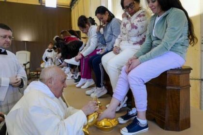 Pope's Empowering Gesture: Washes Feet of 12 Women