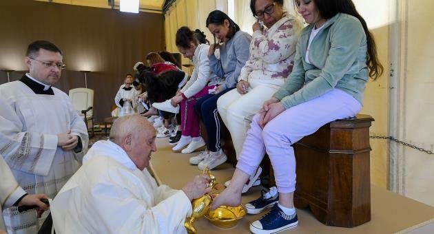 Pope's Empowering Gesture: Washes Feet of 12 Women