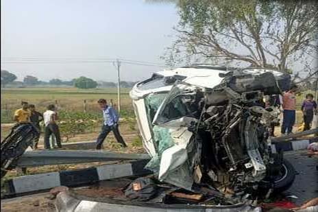Devotees Injured in Agra-Lucknow Expressway Accident