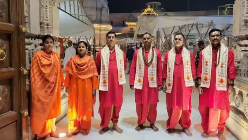 [Kashi Vishwanath Temple]: Yogi Govt's Uniform Choice Debated