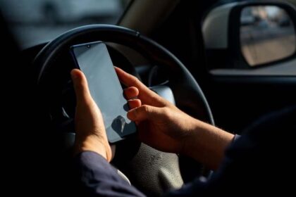 Alarming Rise: Delhi Witnesses 149% Surge in Mobile Phone Driving Cases