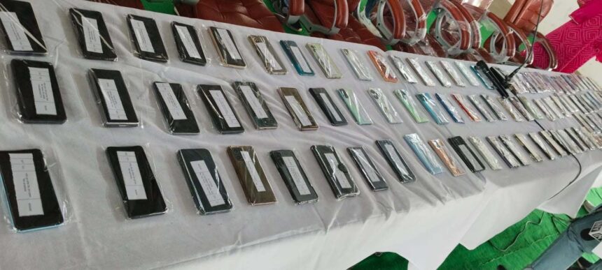 Meerut police got a big success, recovered mobiles worth 24 lakhs and returned them to their owners