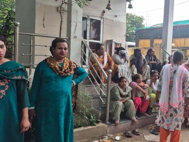 Fight between two groups of eunuchs over receiving congratulations