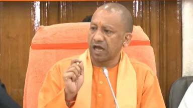 CM Yogi got angry after seeing potholes and dirt on the road, reprimanded the officials