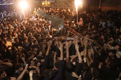 When the flag was raised amidst the chants of Ya Sakina and Ya Abbas, the mourners started crying