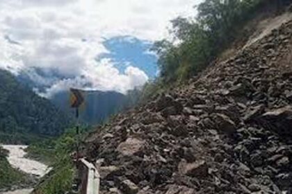 A rock fell on a house on Badrinath NH