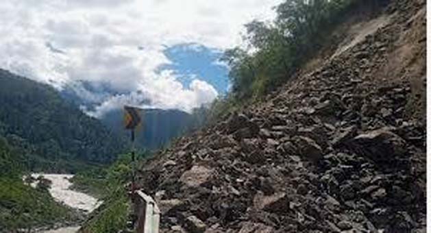 A rock fell on a house on Badrinath NH