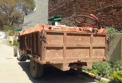 A student going to school was crushed by a tractor in Lucknow