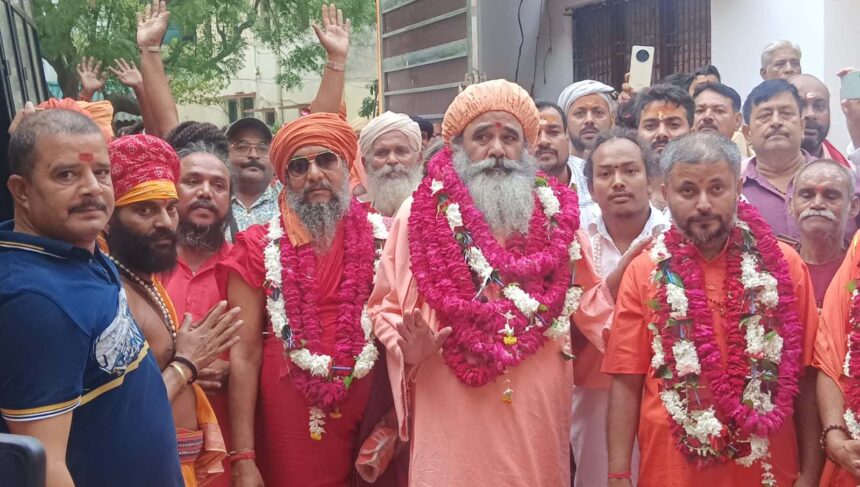Many saints of Panchayati Akhara who have been touring India since 1986 reached Banaras