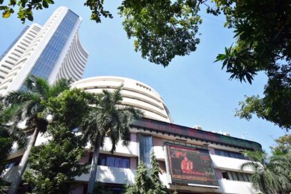 Stock market opened at record high, Sensex fell 52 points, Nifty crossed 24,800