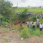 A taxi fell into a well in Jalna, Maharashtra, seven people died a painful death