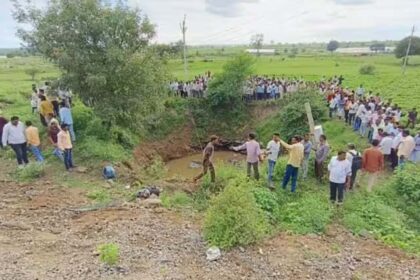 A taxi fell into a well in Jalna, Maharashtra, seven people died a painful death