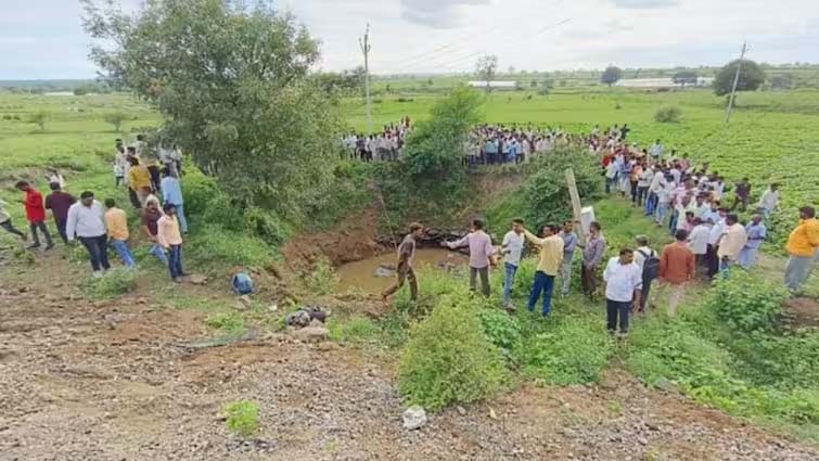 A taxi fell into a well in Jalna, Maharashtra, seven people died a painful death