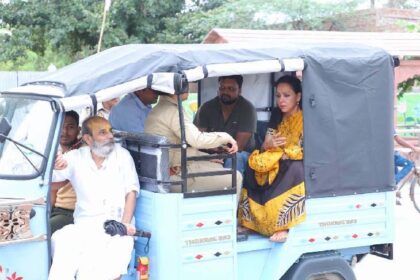 Hema Malini on e-rickshaw: Went out to inspect Vrindavan Parikrama, expressed displeasure seeing potholes and dirt on the road