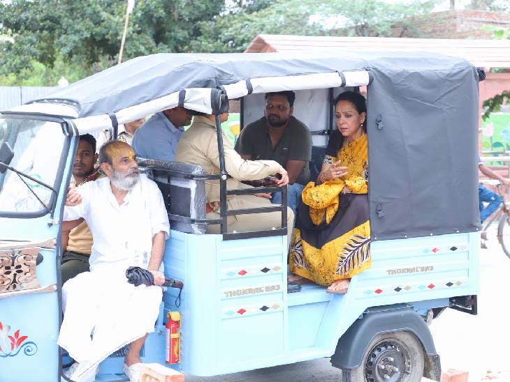 Hema Malini on e-rickshaw: Went out to inspect Vrindavan Parikrama, expressed displeasure seeing potholes and dirt on the road