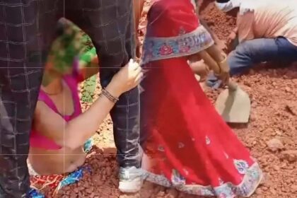 Attempt to bury women alive in Rewa: When they protested against road construction, the goons threw a truck full of gravel on them; their lives were narrowly saved