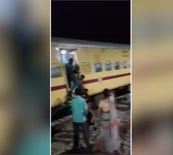 Rumors of fire in passenger train, passengers jumped one after the other amid stampede