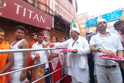 Varanasi: People of the Muslim community showered flowers on Kanwariyas