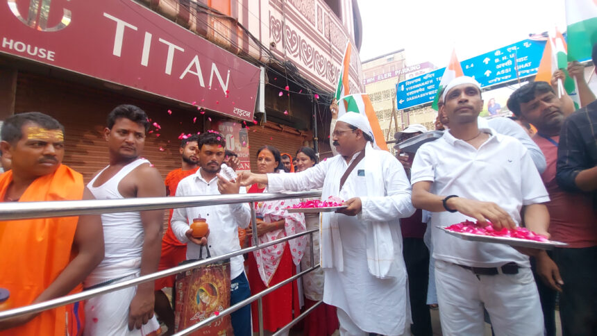 Varanasi: People of the Muslim community showered flowers on Kanwariyas