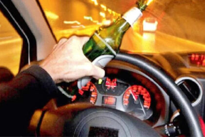 Police action on 17 people who were drinking alcohol by making a 'car bar' on the roadside