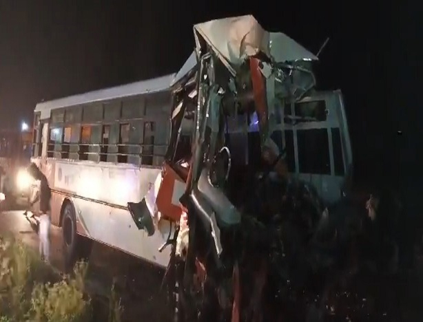 In Aligarh, a high speed roadways bus collided with a truck going ahead, two people including a woman died, 25 injured