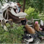 An uncontrolled Bolero overturned in a ditch after hitting a tree in Chandauli, three youths died, two injured