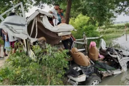 An uncontrolled Bolero overturned in a ditch after hitting a tree in Chandauli, three youths died, two injured