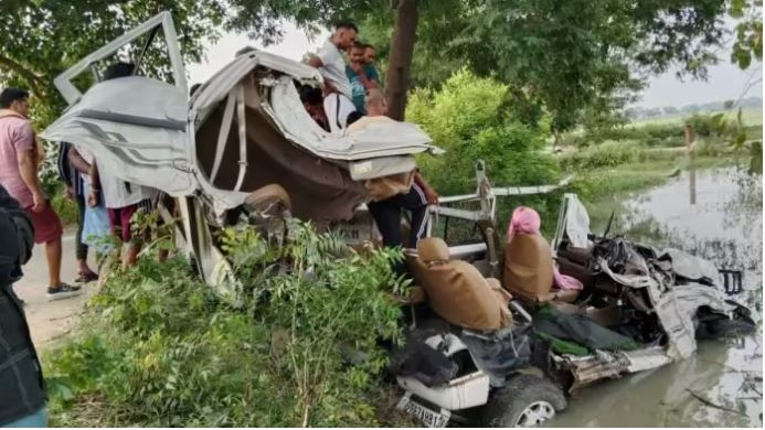 An uncontrolled Bolero overturned in a ditch after hitting a tree in Chandauli, three youths died, two injured