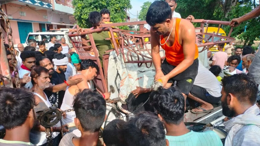 Horrible accident in Ballia: Pickup collided with parked truck, two students died; 10 injured, they boarded the vehicle despite being forbidden