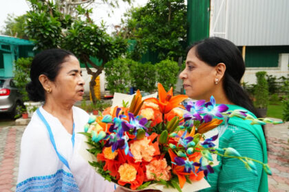 Mamata Banerjee West Bengal CM met Arvind Kejriwal Wife Sunita Kejriwal Delhi ann