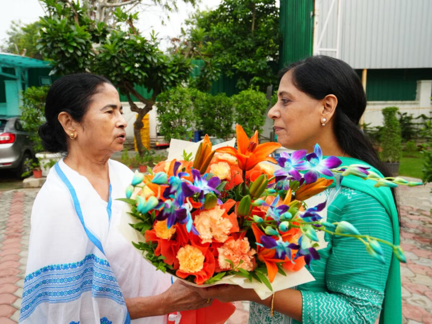 Mamata Banerjee West Bengal CM met Arvind Kejriwal Wife Sunita Kejriwal Delhi ann