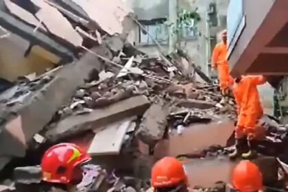 A 3-storey building collapsed in Navi Mumbai, some people are feared trapped, debris is being removed using JCB