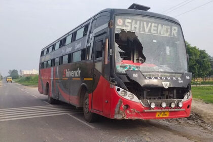 Kanwariyas Vandalized The Bus In Mainpuri Anger Spread After Vehicle Collided Three Injured