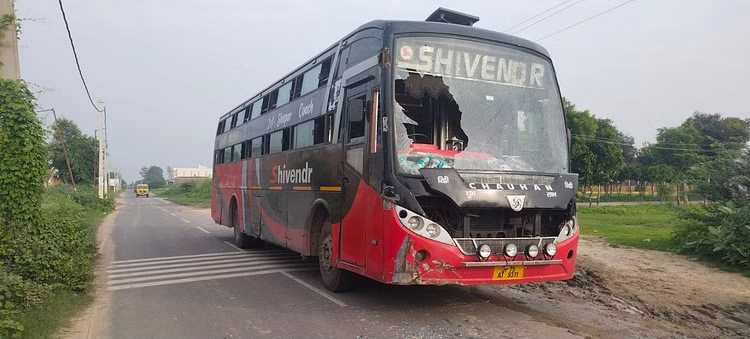 Kanwariyas Vandalized The Bus In Mainpuri Anger Spread After Vehicle Collided Three Injured