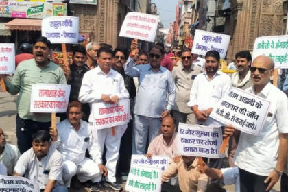 Congress leaders staged a protest: staged a dharna at Holigate; raised slogans against the government