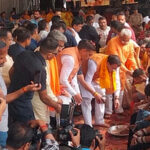 Dharamnagari resonated with cheers: CM Dhami welcomed the Kanwariyas by washing their feet, flowers were showered from the helicopter