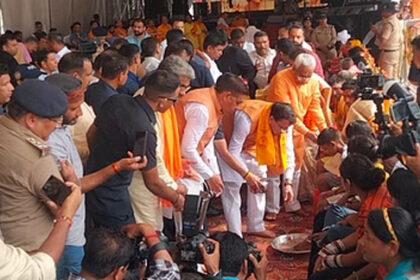 Dharamnagari resonated with cheers: CM Dhami welcomed the Kanwariyas by washing their feet, flowers were showered from the helicopter