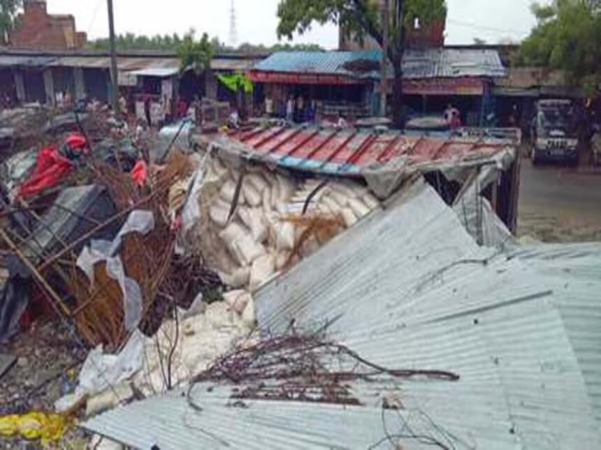 Uncontrolled truck overturned on shop in Unnao, mother and two children died after being crushed