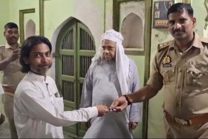 Varanasi news Shia community got the keys of Baradari Mosque