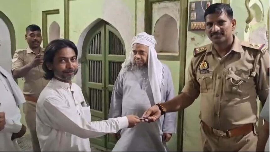 Varanasi news Shia community got the keys of Baradari Mosque