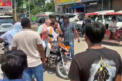 Massive protest against the Union Minister in his own parliamentary constituency: Striking ANMs stopped Giriraj Singh's convoy, BJP leaders abandoned their vehicles and fled on bikes