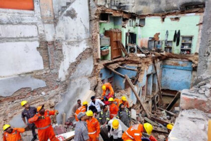 Two houses collapsed near Kashi Vishwanath temple...1 dead: Victim said-applications for repair of dilapidated houses were not approved; PM spoke to the commissioner